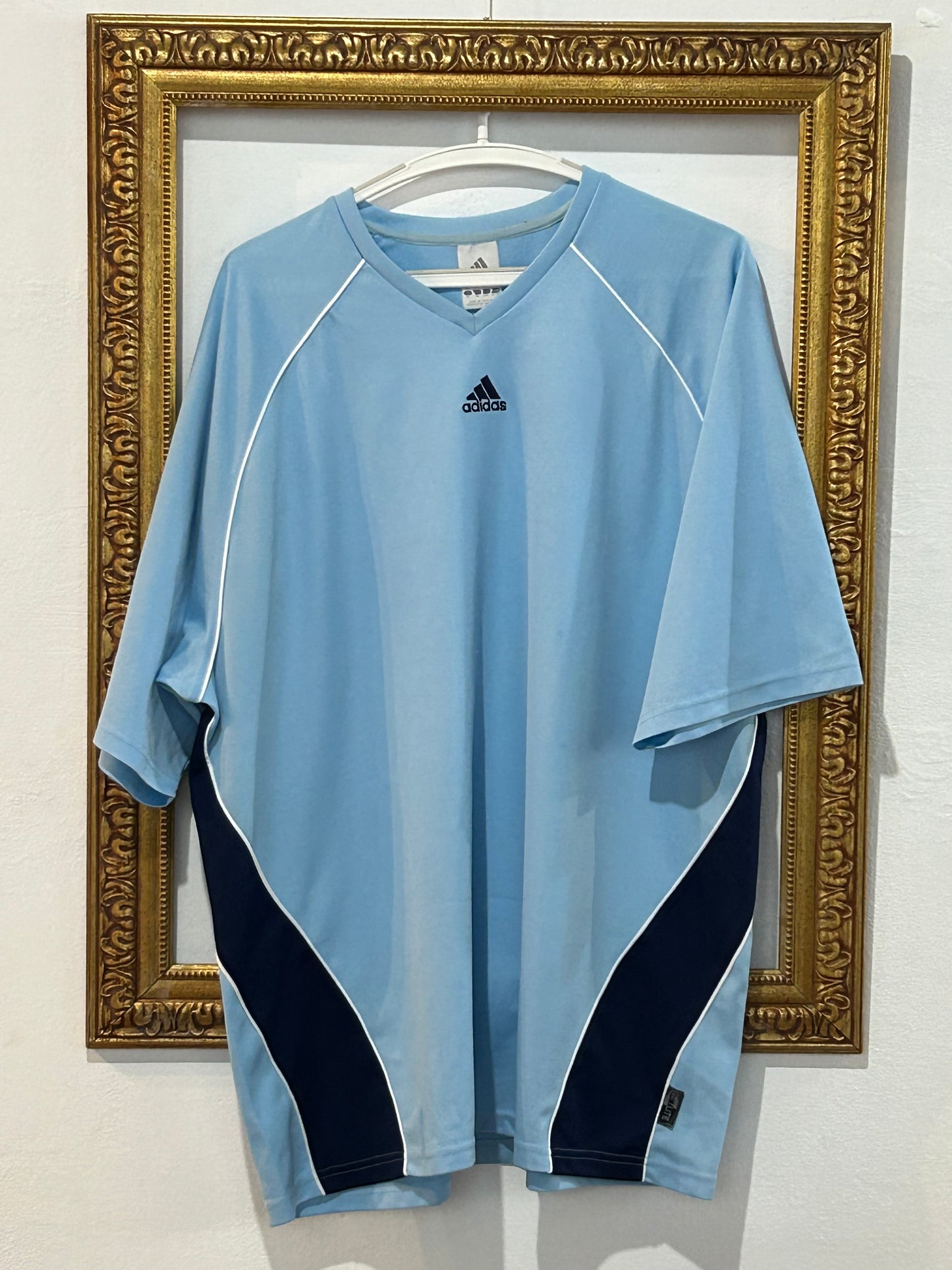 Camiseta Adidas azul cielo